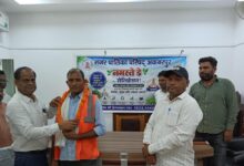 अंबेडकरनगर में स्वच्छता मित्रों को PPE किट और सम्मान प्रदान करते नगर पालिका अधिकारी।