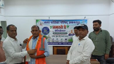 अंबेडकरनगर में स्वच्छता मित्रों को PPE किट और सम्मान प्रदान करते नगर पालिका अधिकारी।