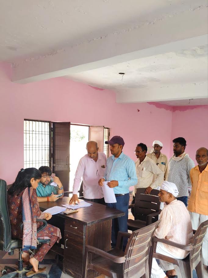 अम्बेडकरनगर में आयोजित भूमि विवाद निस्तारण चौपाल का दृश्य।