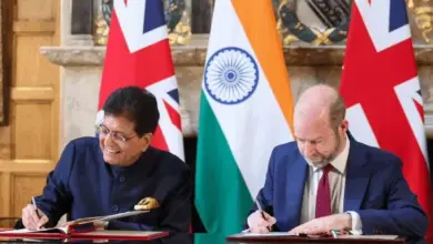 भारत और यूनाइटेड किंगडम के झंडों के साथ फ्री ट्रेड एग्रीमेंट का सांकेतिक चित्र।