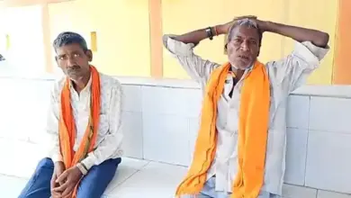 उन्नाव के पुरवा में अज्ञात वाहन की टक्कर के बाद सड़क हादसे की जांच करती पुलिस का सांकेतिक चित्र।