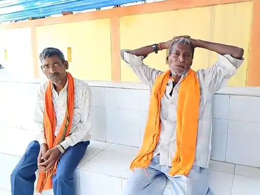 उन्नाव के पुरवा में अज्ञात वाहन की टक्कर के बाद सड़क हादसे की जांच करती पुलिस का सांकेतिक चित्र।