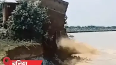 उत्तर प्रदेश में बाढ़ के कारण उफान पर बहती नदी और जलमग्न इलाके का दृश्य।
