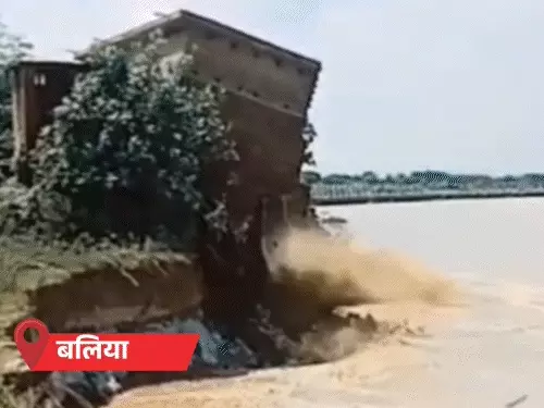 उत्तर प्रदेश में बाढ़ के कारण उफान पर बहती नदी और जलमग्न इलाके का दृश्य।
