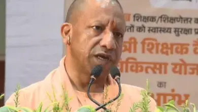 यूपी में शिक्षकों के लिए बीमा और कैशलेस इलाज योजना की घोषणा करते मुख्यमंत्री योगी आदित्यनाथ।