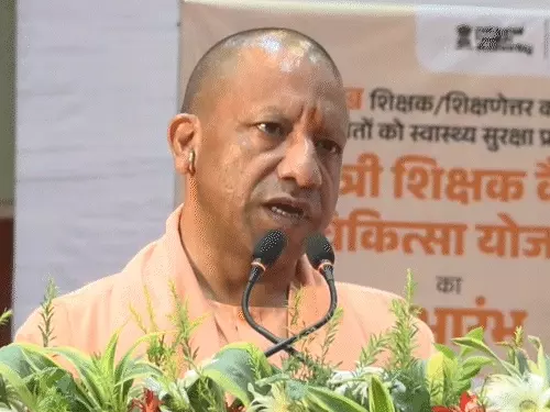 यूपी में शिक्षकों के लिए बीमा और कैशलेस इलाज योजना की घोषणा करते मुख्यमंत्री योगी आदित्यनाथ।