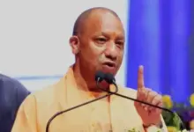 आगरा में मुख्यमंत्री शिक्षक कैशलेस योजना लॉन्च करते उत्तर प्रदेश के मुख्यमंत्री योगी आदित्यनाथ।