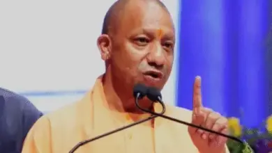 आगरा में मुख्यमंत्री शिक्षक कैशलेस योजना लॉन्च करते उत्तर प्रदेश के मुख्यमंत्री योगी आदित्यनाथ।