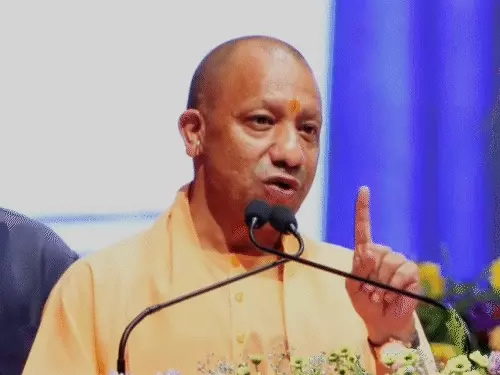 आगरा में मुख्यमंत्री शिक्षक कैशलेस योजना लॉन्च करते उत्तर प्रदेश के मुख्यमंत्री योगी आदित्यनाथ।