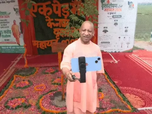 सीएम योगी आदित्यनाथ द्वारा गोरखपुर में पौधरोपण करते हुए दृश्य।
