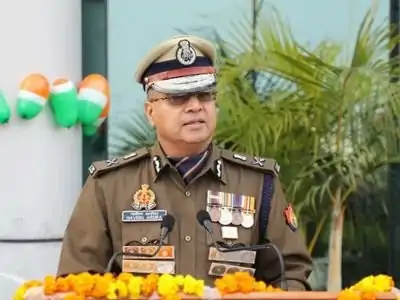 वाराणसी जोन के नए एडीजी नवीन अरोरा से जुड़े प्रशासनिक फेरबदल का प्रतीकात्मक चित्र।
