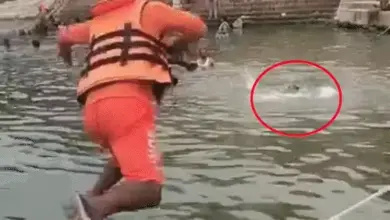 वाराणसी के दांडी घाट पर गंगा नदी में रेस्क्यू अभियान चलाकर युवक को बचाते NDRF के जवान।