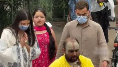 वृंदावन के आश्रम में संत प्रेमानंद महाराज के दर्शन के लिए पहुंचे विराट कोहली और अनुष्का शर्मा।