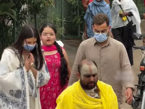 वृंदावन के आश्रम में संत प्रेमानंद महाराज के दर्शन के लिए पहुंचे विराट कोहली और अनुष्का शर्मा।