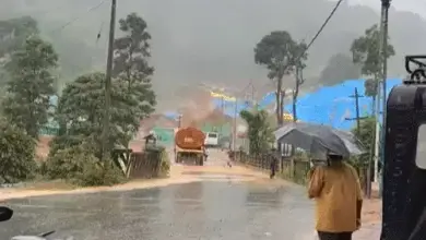 केरल के वायनाड में भारी बारिश के बाद हुए लैंडस्लाइड स्थल पर राहत और बचाव अभियान चलाती एनडीआरएफ टीम।