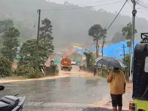 केरल के वायनाड में भारी बारिश के बाद हुए लैंडस्लाइड स्थल पर राहत और बचाव अभियान चलाती एनडीआरएफ टीम।