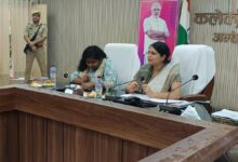 अंबेडकरनगर में खाद्य सुरक्षा समीक्षा बैठक की अध्यक्षता करतीं जिलाधिकारी ईशा प्रिया।