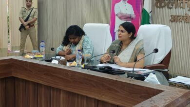 अंबेडकरनगर में खाद्य सुरक्षा समीक्षा बैठक की अध्यक्षता करतीं जिलाधिकारी ईशा प्रिया।