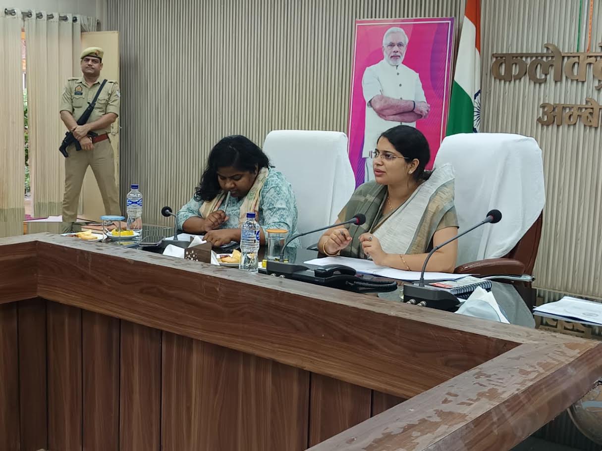 अंबेडकरनगर में खाद्य सुरक्षा समीक्षा बैठक की अध्यक्षता करतीं जिलाधिकारी ईशा प्रिया।