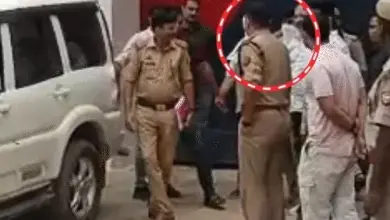 अयोध्या में राम मंदिर चढ़ावा चोरी मामले के आरोपियों को रिमांड पर ले जाती पुलिस।