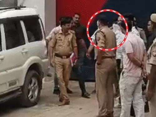 अयोध्या में राम मंदिर चढ़ावा चोरी मामले के आरोपियों को रिमांड पर ले जाती पुलिस।