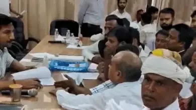 लखनऊ के सरोजनीनगर तहसील परिसर में प्रदर्शन करती स्वयं सहायता समूह की महिलाएं।