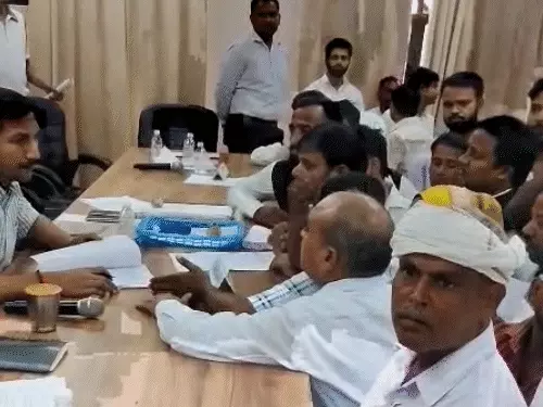 लखनऊ के सरोजनीनगर तहसील परिसर में प्रदर्शन करती स्वयं सहायता समूह की महिलाएं।