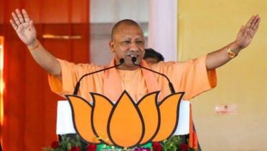 अम्बेडकरनगर में मुख्यमंत्री योगी आदित्यनाथ के संभावित दौरे की तैयारियों की समीक्षा करते प्रशासनिक अधिकारी।