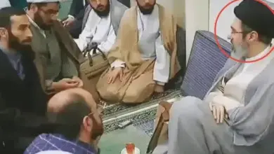 मुजतबा खामेनेई लोगों के बीच बैठे हुए