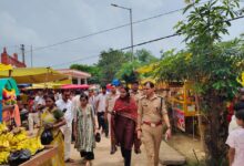 अम्बेडकरनगर शिवबाबा धाम में सावन सोमवार पर जलाभिषेक करते श्रद्धालु