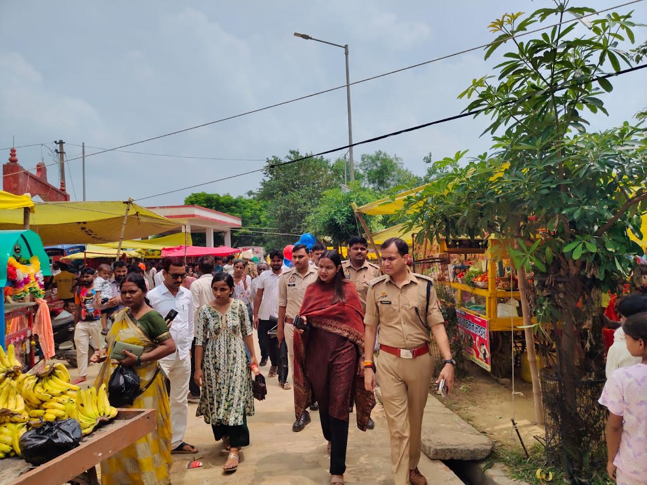 अम्बेडकरनगर शिवबाबा धाम में सावन सोमवार पर जलाभिषेक करते श्रद्धालु