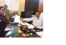 अंबेडकरनगर में अर्बन आशा कार्यकत्रियों ने CMO को ज्ञापन सौंपा