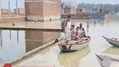 तेज बारिश के बाद सड़क पर जलभराव का दृश्य
