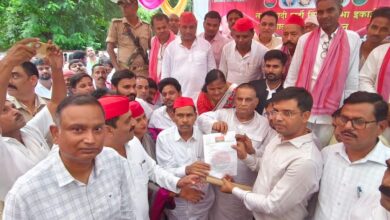 अंबेडकरनगर के आलापुर में जनसमस्याओं को लेकर सपा का धरना प्रदर्शन, विधायक त्रिभुवन दत्त ने सौंपा ज्ञापन।