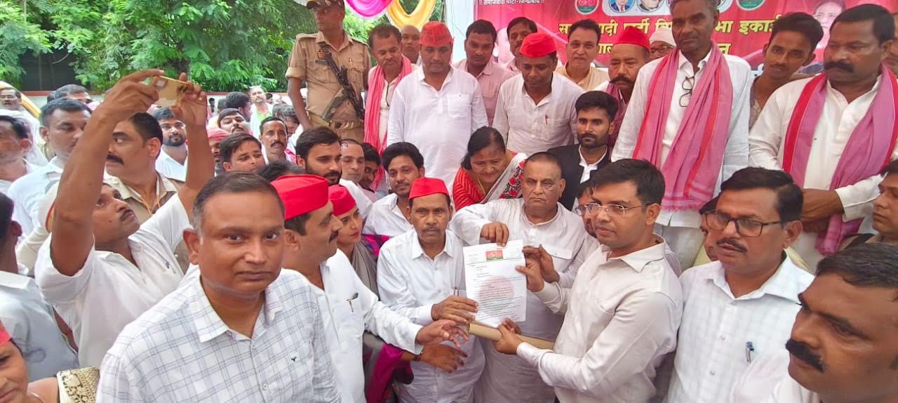 अंबेडकरनगर के आलापुर में जनसमस्याओं को लेकर सपा का धरना प्रदर्शन, विधायक त्रिभुवन दत्त ने सौंपा ज्ञापन।