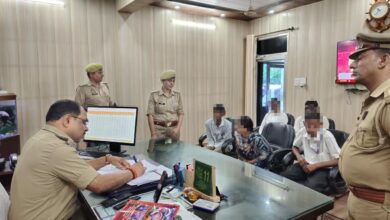 अंबेडकरनगर में जनसुनवाई के दौरान फरियादियों की समस्याएं सुनते एएसपी पश्चिम