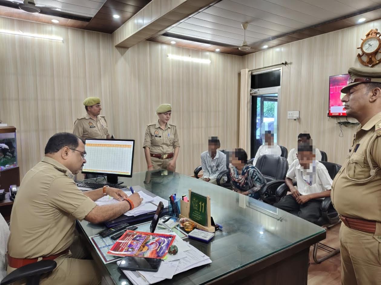 अंबेडकरनगर में जनसुनवाई के दौरान फरियादियों की समस्याएं सुनते एएसपी पश्चिम
