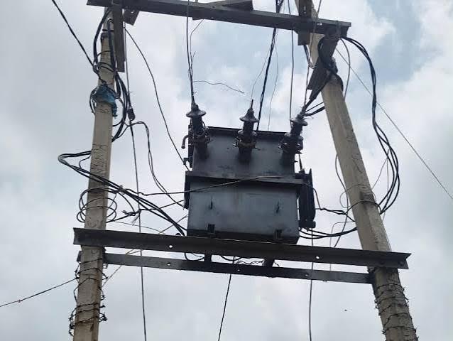 अंबेडकरनगर के जैनपुर गांव में खराब ट्रांसफार्मर