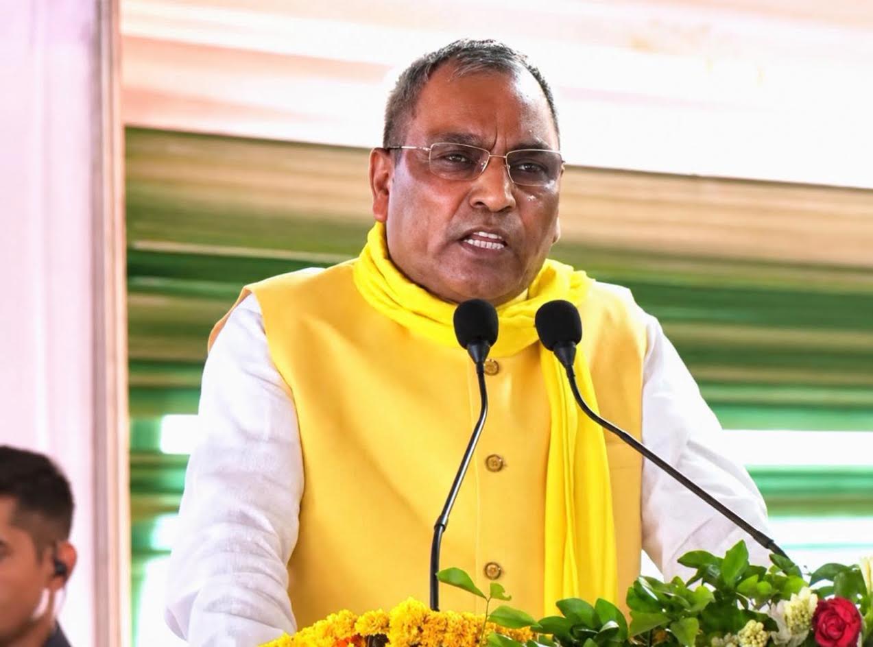 अम्बेडकरनगर के गोविंद साहब धाम में कार्यक्रम के दौरान संबोधन देते प्रभारी मंत्री ओमप्रकाश राजभर।