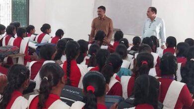 अंबेडकरनगर के माध्यमिक विद्यालय में निरीक्षण करते डीआईओएस कौस्तुभ कुमार सिंह