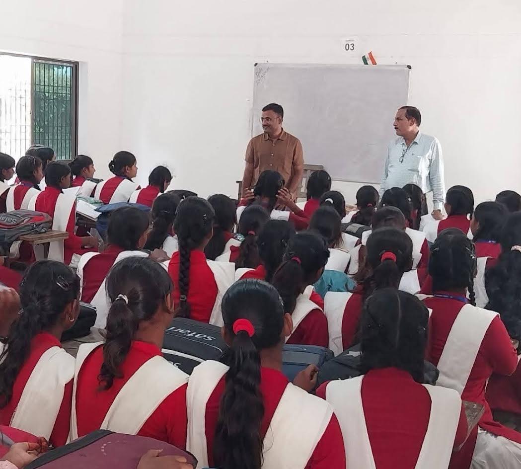 अंबेडकरनगर के माध्यमिक विद्यालय में निरीक्षण करते डीआईओएस कौस्तुभ कुमार सिंह