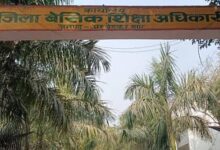 अंबेडकरनगर में स्कूलों की जांच करते शिक्षा विभाग के अधिकारी