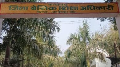 अंबेडकरनगर में स्कूलों की जांच करते शिक्षा विभाग के अधिकारी