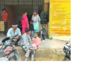 अम्बेडकरनगर के बसखारी क्षेत्र में पलटे सीएनजी ऑटो के बाद राहत एवं बचाव कार्य।