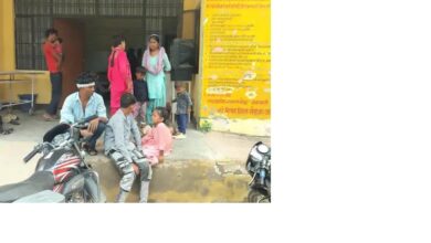 अम्बेडकरनगर के बसखारी क्षेत्र में पलटे सीएनजी ऑटो के बाद राहत एवं बचाव कार्य।