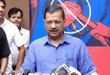 E20 फ्यूल और एथेनॉल नीति पर प्रेस कॉन्फ्रेंस करते अरविंद केजरीवाल।