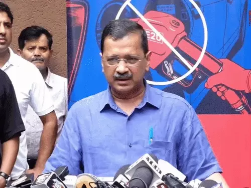 E20 फ्यूल और एथेनॉल नीति पर प्रेस कॉन्फ्रेंस करते अरविंद केजरीवाल।