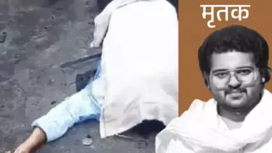 झांसी मेडिकल कॉलेज के पोस्टमॉर्टम हाउस के बाहर मौजूद परिजन और पुलिस की सांकेतिक तस्वीर।