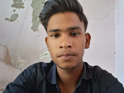 लखनऊ के गोमतीनगर विस्तार में सड़क हादसे के बाद पुलिस जांच करती हुई