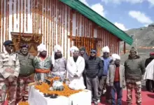 उत्तराखंड के आदि कैलाश पर्वत और दर्शन के लिए पहुंचे श्रद्धालुओं का दृश्य।